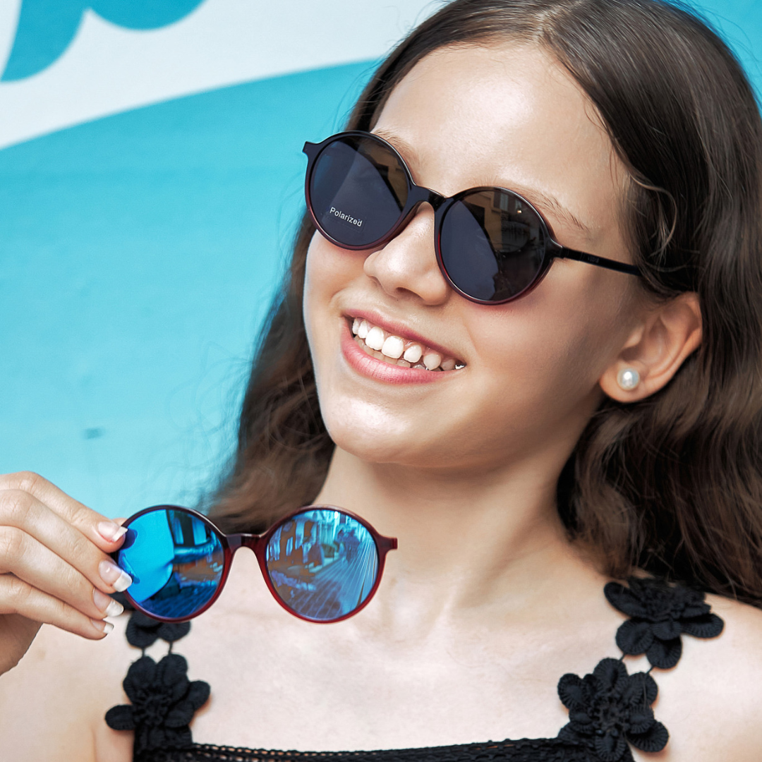 C-M-K-V2028 KIDS C6 | worn-front | Maroon / Polarized